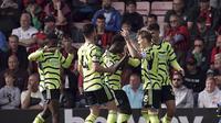 Pemain Arsenal merayakan gol yang dicetak oleh Martin Odegaard dalam kemenangan 4-0 atas Bournemouth di Vitality Stadium, Sabtu (30/9/2023) malam WIB. (Robbie Stephenson/PA via AP)