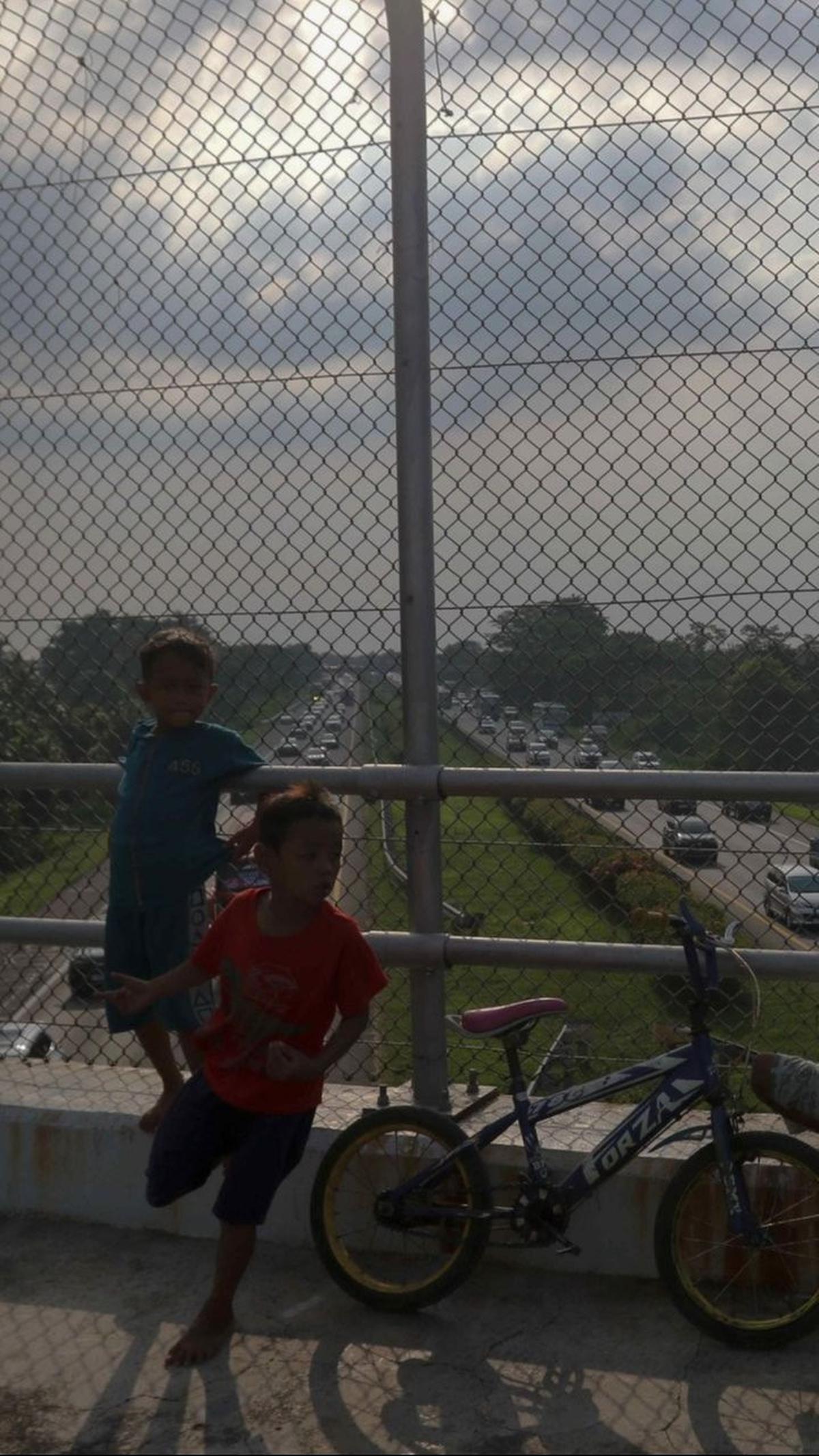 Munculnya fenomena telolet ini juga disebabkan video viral anak 5 tahun yang terlindas bus akibat berburu telolet. Foto: Liputan6.com / Herman Zakharia