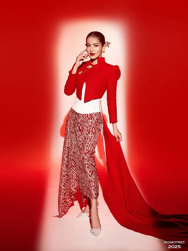 Gaya Olla Ramlan dengan Kebaya Ekor Panjang Nuansa Merah Putih