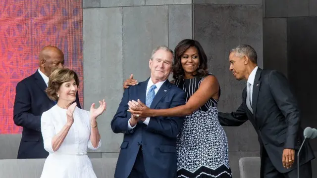 Michelle Obama Berbagi Pelukan dengan George W Bush, Ada Apa?