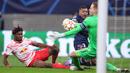 Di babak kedua pertandingan masih berlangsung ketat. PSG hampir memperbesar keunggulan melaui Neymar pada menit ke-64. Tembakannya dari jarak dekat masih dapat diredam kiper RB Leipzig, Peter Gulacsi. (AFP/Ronny Hartmann)