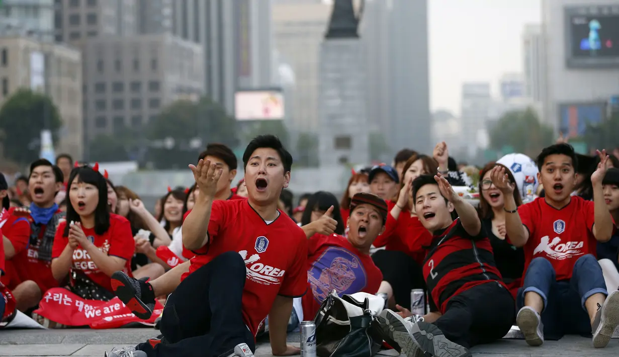Reaksi warga Korea Selatan saat nonton bareng siaran televisi pertandingan penyisihan Piala Dunia Grup H Piala Dunia 2014, Seoul, Jumat (27/6/14). (REUTERS/Kim Hong-Ji)