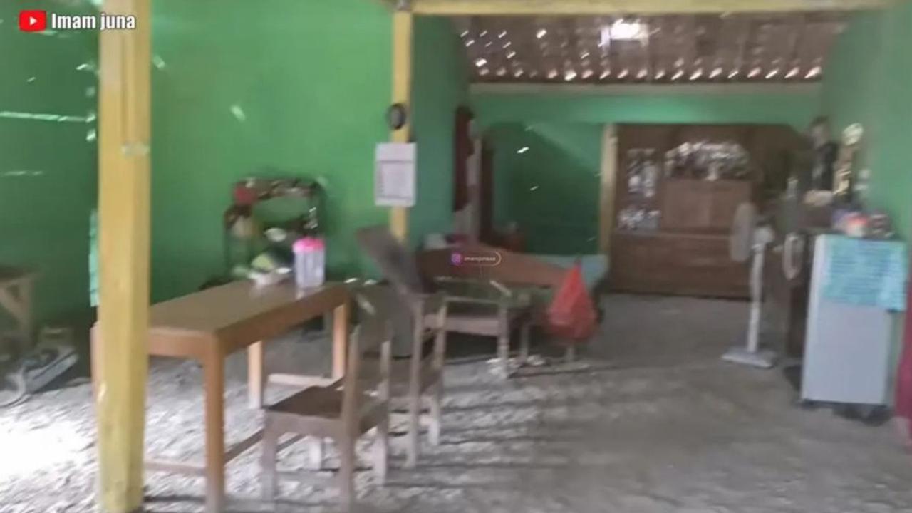 Di rumah Pratama Arhan, yang sekarang menjadi pasangan hidup Azizah Salsha, lantainya tidak terbuat dari keramik ataupun marmer, melainkan dari tanah dan kerikil.