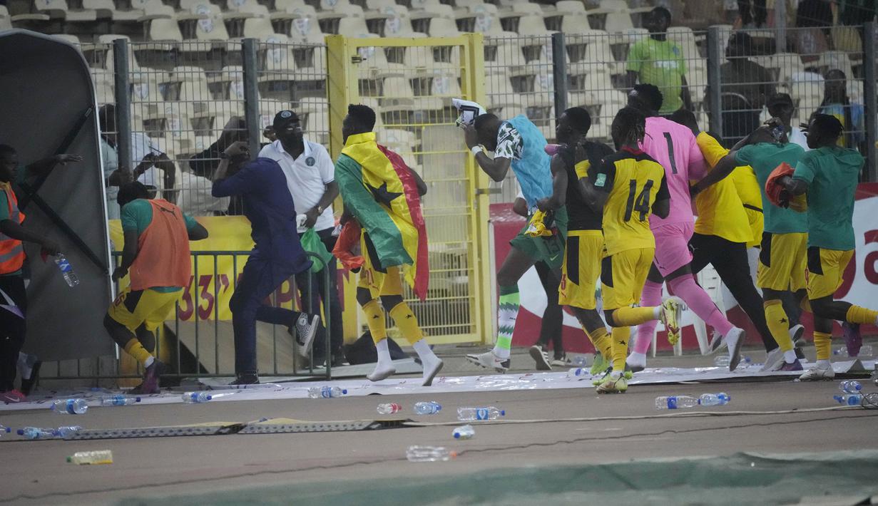 Tim Ghana dan para suporter Ghana yang terancam pun terpaksa berlindung untuk mencari tempat yang aman di dalam stadion. (AP/Sunday Alamba)