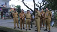 Wali Kota Tangerang, Sachrudin, sesaat setelah meninjau kondisi di sekitar Kali Sipon bersama dengan beberapa kepala OPD terkait. (Liputan6.com/Pramita Tristiawati).