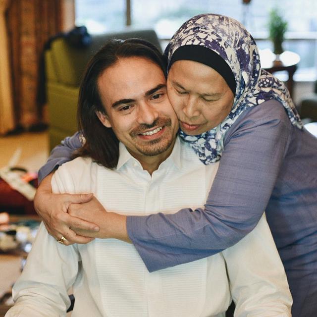 Ungkap Curahan Duka, Ini 6 Kenangan Manis Ashraf Sinclair dan Ibunda