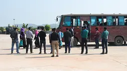 Pengungsi Rohingya turun dari bus untuk dipindahkan ke pulau Bhashan Char di Teluk Benggala, di Chittagong Boat Club di Chittagong (25/11/2021). Bangladesh telah melindungi 1,1 juta pengungsi di kamp-kamp yang penuh sesak di dekat pantainya. (AFP/Munir uz zaman)