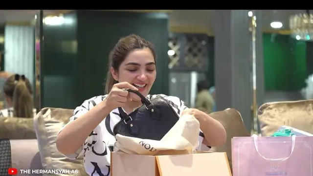 7 Potret Ashanty Buka Kado Ultah, Dapat Hadiah Parfum Hingga Perhiasan Branded