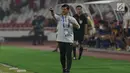Pelatih Timnas Indonesia U-19, Indra Sjafri memberi arahan saat melawan Chinnese Taipei pada laga penyisihan Grup A Piala AFC U-19 2018 di Stadion GBK, Jakarta, Kamis (18/10). Babak pertama berakhir imbang 0-0. (Liputan6.com/Helmi Fithriansyah)