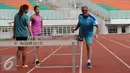 Pelatih Harry W Marra (kanan) memberi contoh latihan pada atlet lompat gawang Indonesia di Stadion Pakansari, Kab Bogor, Selasa (14/2). Rencananya Harry akan memberikan pelatihan singkat delapan dasa lomba atletik. (Liputan6.com/Helmi Fithriansyah)