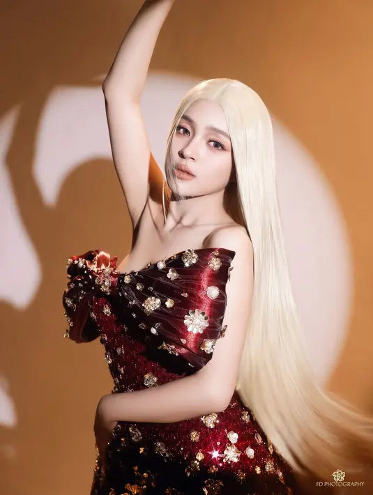 Dipulas MUA Priscillia Alihin, warna peach dan winged liner membingkai area mata, Sementara lipstik matte bernuansa coral nude jadi sentuhan akhir [@fdphotography90]