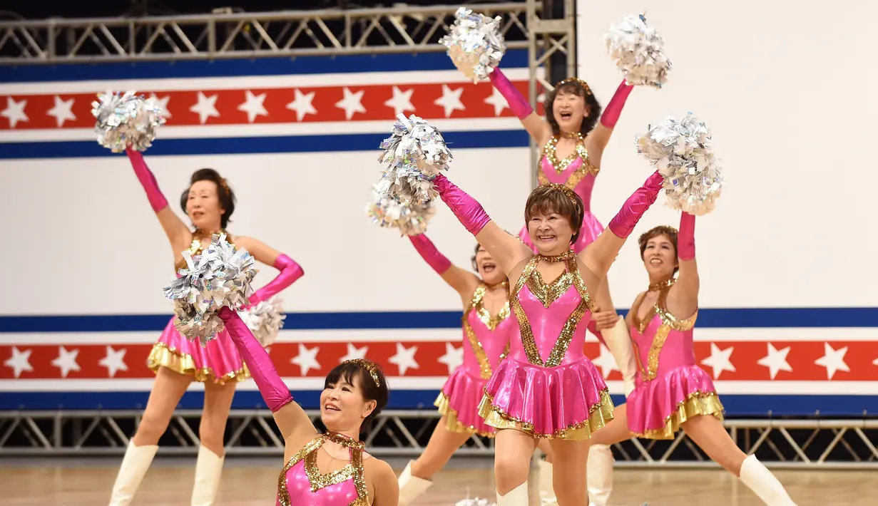 Menurut data WHO, harapan hidup seorang wanita Jepang berada di peringkat nomor satu (mencapai usia 86 tahun). Keberadaan Cheerleader "Jepang Pom Pom" menjadi bukti bahwa wanita Jepang sehat-sehat. (AFP PHOTO / Toru Yamanaka) 