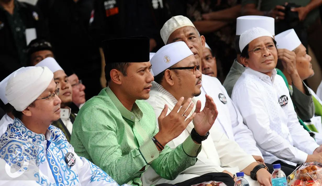 Cagub DKI Jakarta, Agus Harimurti Yudhoyono (AHY kedua kiri) berdoa jelang menyampaikan sambutan saat Doa Bersama Untuk Satukan Umat Jakarta di Lapangan Blok S, Jakarta, Kamis (9/2). (Liputan6.com/Helmi Fithriansyah)