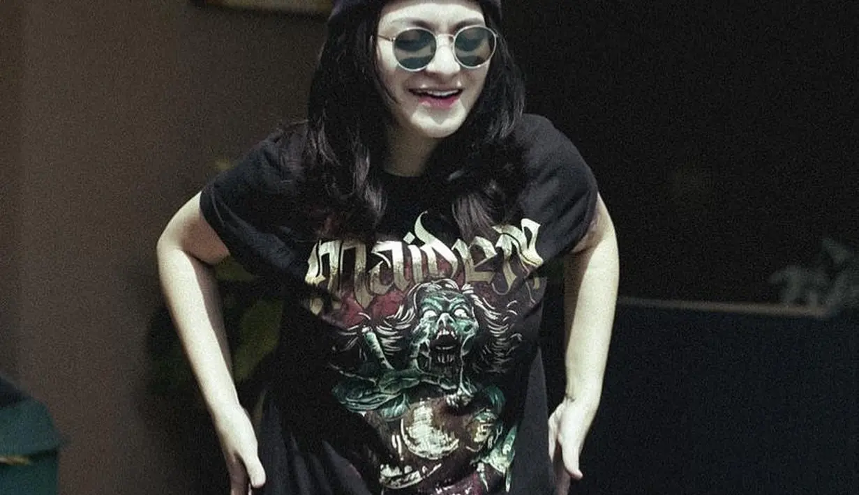 Nathalie Holscher dengan celana jeans [Instagram/nathalieholscher]