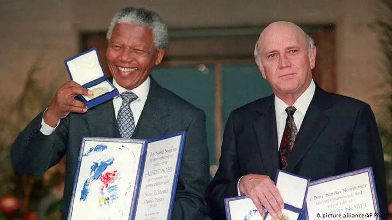 Nelson Mandela (kiri) bersama dengan FW de Klerk (kanan), mantan presiden kulit putih Afrika Selatan.