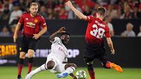 Gelandang AC Milan Franck Kessie (tengah) mencoba merebut bola dari gelandang Manchester United, Scott McTominay (kanan) dalam International Champions Cup (ICC) 2018 di Carson, California, Amerika Serikat, Rabu (25/7). (AP Photo/Mark J. Terrill)