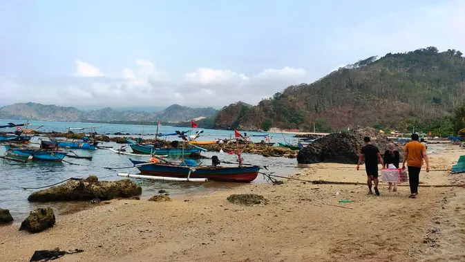 <p>Kapal-kapal nelayan yang menepi di bibir Pantai Minang Rua Bandar Lampung (Liputan6.com / Nefri Inge)</p>