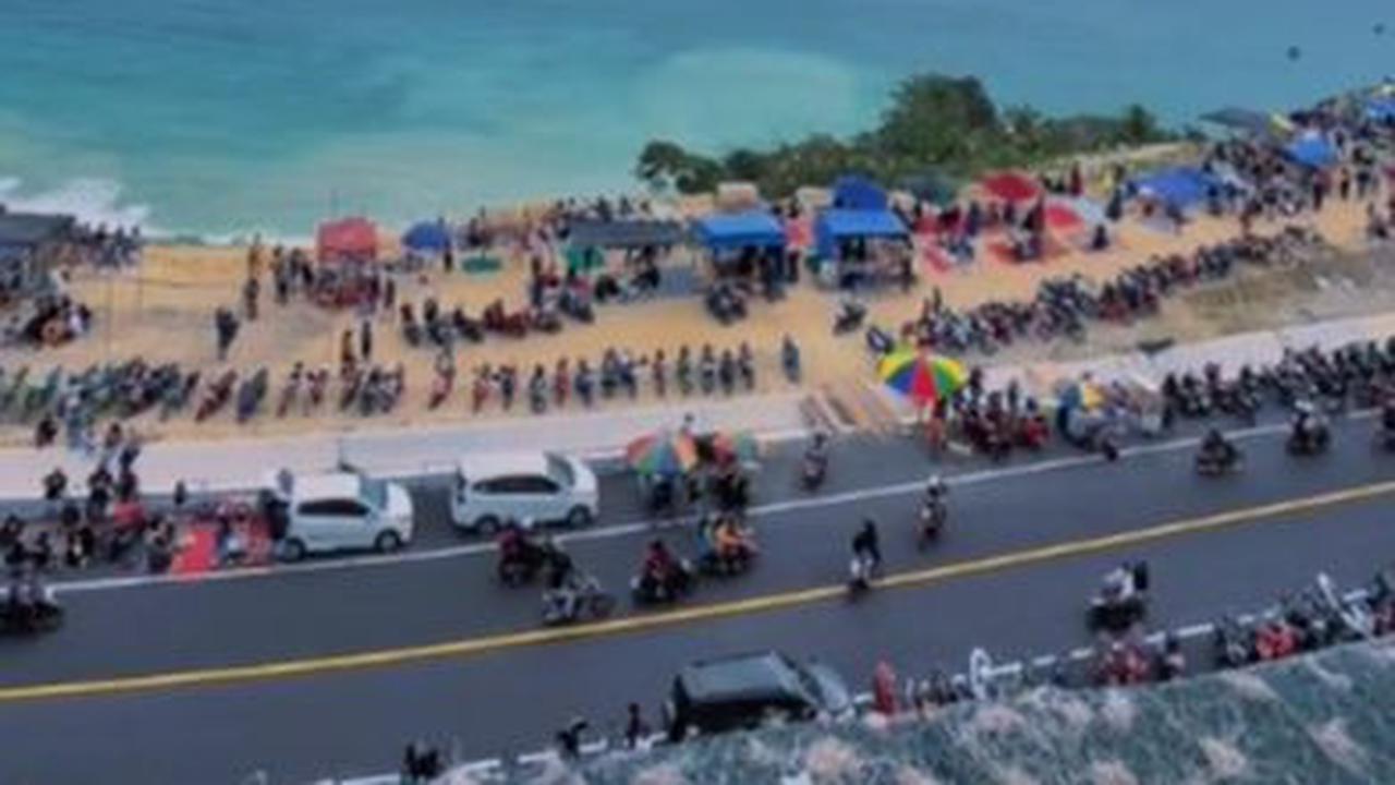 Pria Ini Bagikan Pemandangan Indah Pantai Sine dari Tepi Jalan, Videonya Viral Curi Perhatian