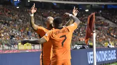 Penyerang timnas Belanda Memphis Depay (kiri) berselebrasi dengan Steven Bergwijn setelah mencetak gol kedua timnya ke gawang Belgia pada matchday pertama Grup D Liga A UEFA Nations League 2022/2023 di Stadion Raja Baudouin, Sabtu (4/6/2022) dini hari WIB. Belanda sukses menghajar Belgia dengan skor telak 4-1. (AP Photo/Geert Vanden Wijngaert)
