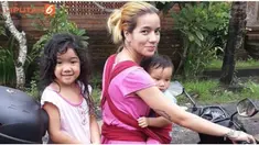 Walau kini sedang diterjang masalah rumah tangga, Sheila tetap bertahan hidup demi ketiga orang anaknya.