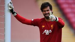 Alisson Becker didatangkan Liverpool dari AS Roma pada 2018 dengan harga 62 juta euro. Ia mampu menyelesaikan masalah The Reds di sektor kiper, bahkan mampu mempersembahkan empat gelar, termasuk Liga Champions dan Liga Inggris. Harga pasarnya saat ini tercatat sebesar 60 juta euro. (AFP/Paul Ellis)