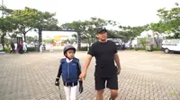 Presenter dan pemeran Irfan Hakim membebaskan anak-anaknya menekuni hobinya. Selain putri sulungnya Aisha Maudina Hakim yang menekuni berkuda, anak keempat Irfan Hakim dan Della Sabrina Indah Putri juga mengikuti jejak sang kakak. [Youtube/deHakims channel]