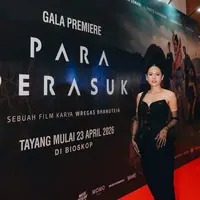 Maudy Ayunda saat Premier Film Para Perasuk pakai baju hitam. [@maudyayunda]