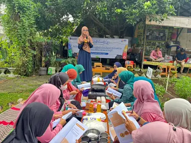 Suasana pelatihan pengolahan limbah minyak jelantah di Bank Sampah Azalea, Bogor, yang digelar oleh BRI melalui program CSR BRI Peduli – Yok Kita Gas. Kegiatan ini melibatkan ibu-ibu PKK Kelurahan Babakan serta pengurus bank sampah setempat. (Adv/BRI Peduli)