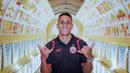 Pemain baru Persija Jakarta, Bruno Tubarao, berpose di Blok M, Jakarta. Setelah menghabiskan karier sepak bolanya di Brasil, kini Bruno Tubarao akan membuka lembaran baru bersama Macan Kemayoran. (Dok Persija)