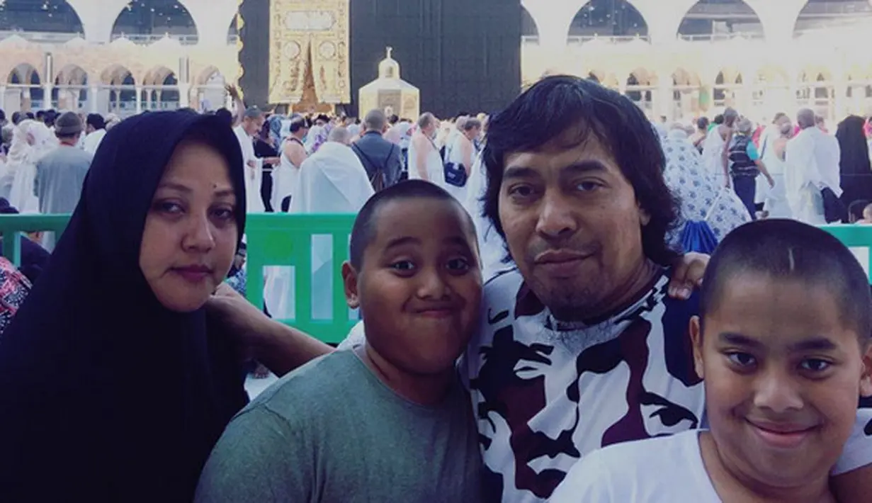 Komedian Komeng, bersama istri dan anaknya berangkat menjalankan ibadah umrah. Dari Instagram milik istrinya, Komeng berangkat ke Tanah Suci sejak 22 Desember silam. (Instagram/indradewi2242)