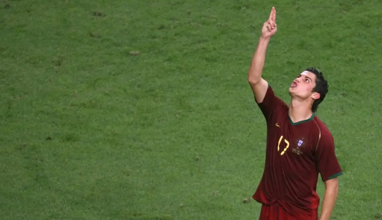 Ekspresi Cristiano Ronaldo setelah menuntaskan penalti ke gawang Inggris dalam perempatfinal Piala Dunia 2006, 1 Juli 2006. (AFP/Patrik Stollarz)