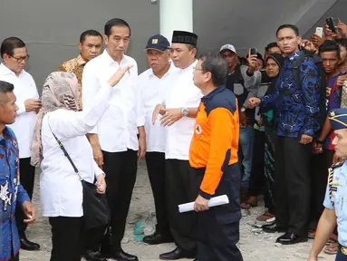 Presiden Joko Widodo (Jokowi) mendengarkan penjelasan terkait robohnya masjid At-Taqarrub di Pidie Jaya, Aceh, Jumat (9/12). Masjid At-Taqarrub merupakan salah satu bangunan masjid yang roboh akibat gempa 6,5 SR itu.  (Liputan6.com/Angga Yuniar)