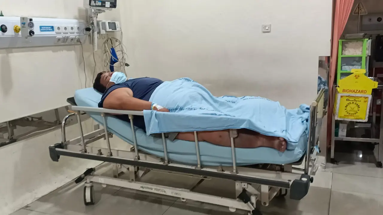 Pria asal Perumahan Taman Kirana Surya, Desa Pasanggrahan, Kecamatan Solear, Kabupaten Tangerang berinisial E (35) menderita lymphedema obesitas dengan bobot kurang lebih 230 kilogram.