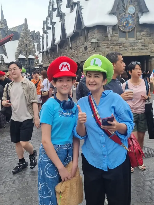 7 Potret Nafa Urback dan Zack Lee Liburan Bareng Buah Hati ke Jepang