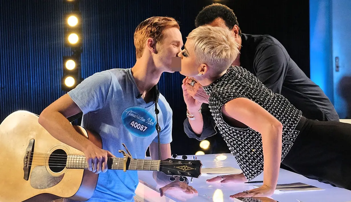 Kecewa dengan itu, Katy Perry pun mencoba menciumnya kedua kali dan itu berlangsung di bibir. (E! News)