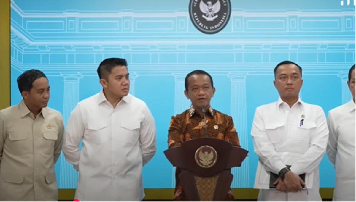 Terekam Tatapan Tajam Letkol Teddy Lirik ke Arah Menteri Bahlil saat Bicara Penutupan Tambang Nikel di Raja Ampat Papua Barat