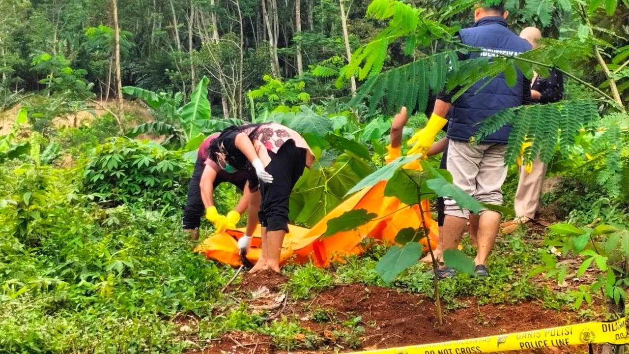 Mayat Perempuan Tanpa Busana Ditemukan Membusuk di Hutan Jati Subah Jateng