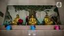 Para jemaat membersihkan patung yang ada di Vihara Amurva Bhumi, Jakarta, Kamis (4/2/2021). Ritual mencuci patung dewa serta bersih-bersih ini dilakukan dalam rangka menyambut perayaan Tahun Baru Imlek 2572. (Liputan6.com/Faizal Fanani)