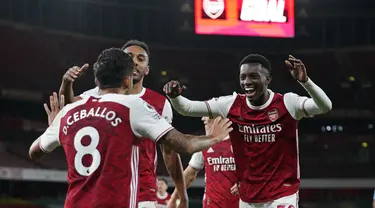 Penyerang Arsenal, Eddie Nketiah (kanan) berselebrasi dengan rekan setimnya usai mencetak gol ke gawang West Ham pada pertandingan lanjutan Liga Inggris di Stadion Emirates di London, Inggris, Sabtu (19/9/2020). Arsenal menang tipis 2-1 atas West Ham. (Will Oliver/Pool via AP)