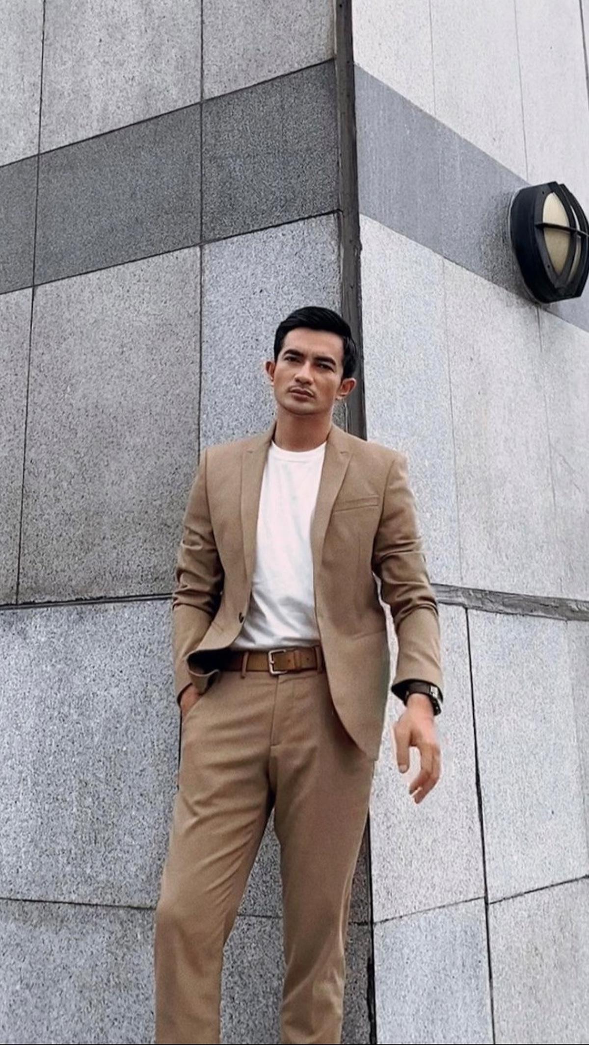 Sebelum jadi artis, Rizal giat mengikuti ajang&nbsp;Jajaka Kabupaten Subang pada tahun 2008. Ia juga terdaftar pernah menjadi finalis&nbsp;Kang Nong Kota Tangerang tahun 2015.