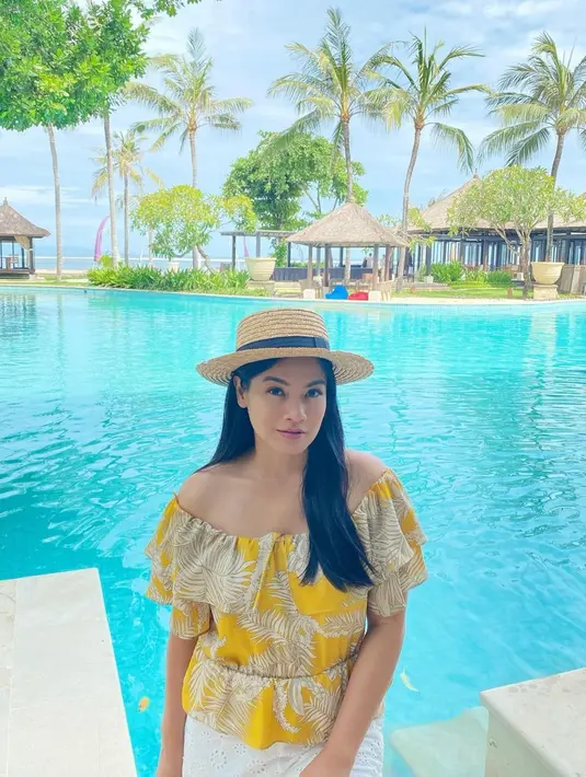 Meskipun tengah berlibur, namun wanita kelahiran 7 Desember 1981 ini tetap memperhatikan penampilannya. Sehingga ia tetap tampil stylish walaupun sedang dalam suasana santai. (Liputan6.com/IG/@titi_kamall)