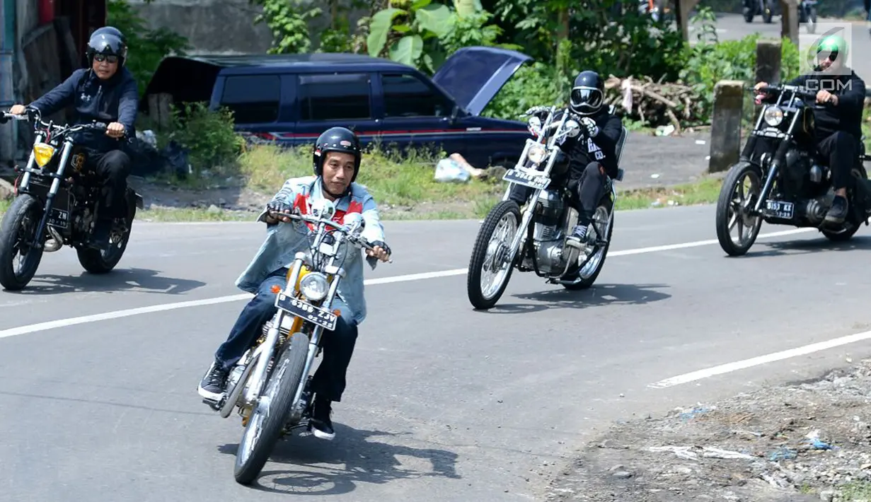 Gaya Presiden Joko Widodo atau Jokowi saat mengendarai motor Chopper di Sukabumi, Jawa Barat, Minggu (8/4). Jokowi memakai jaket jeans biru bergambar peta Indonesia di bagian dadanya. (Liputan6.com/Pool/Biro Pers Setpres)