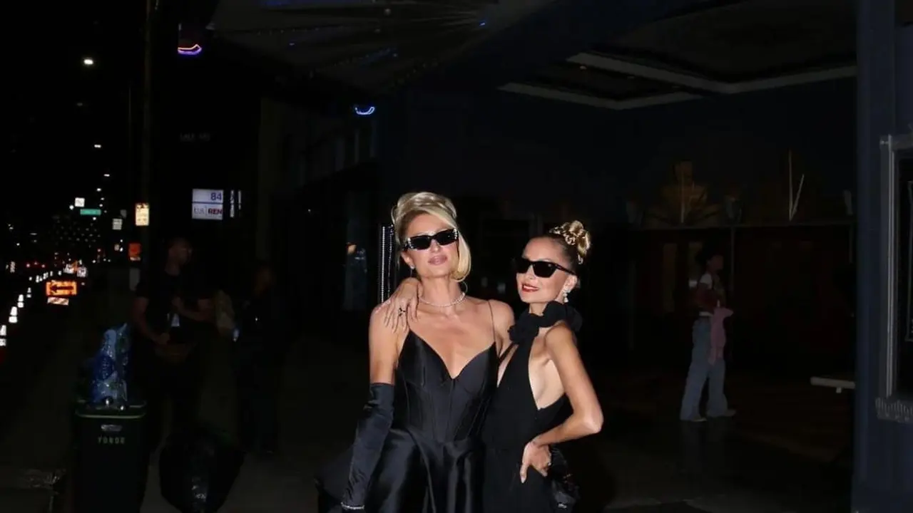 Gaya Klasik Glamor Paris Hilton Saat Syuting The Simple Life Reboot, Kenakan Gaun Hitam Rancangan Desainer Indonesia