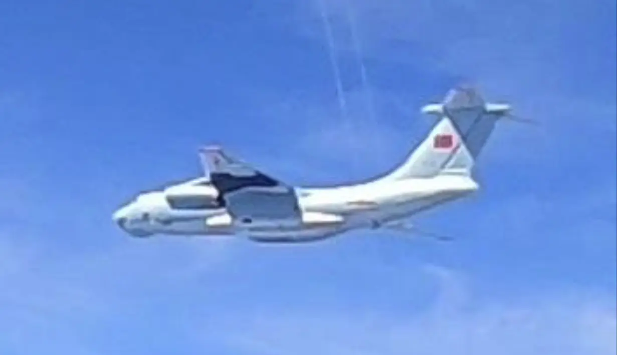 Pesawat Ilyushin Il-76 milik China People's Liberation Army Air Force (PLAAF) yang menurut otoritas Malaysia berada di wilayah udara di atas zona maritim Malaysia dekat pantai negara bagian Sarawak di pulau Kalimantan. Kementerian Luar Negeri Malaysia akan memanggil Duta Besar China terkait insiden