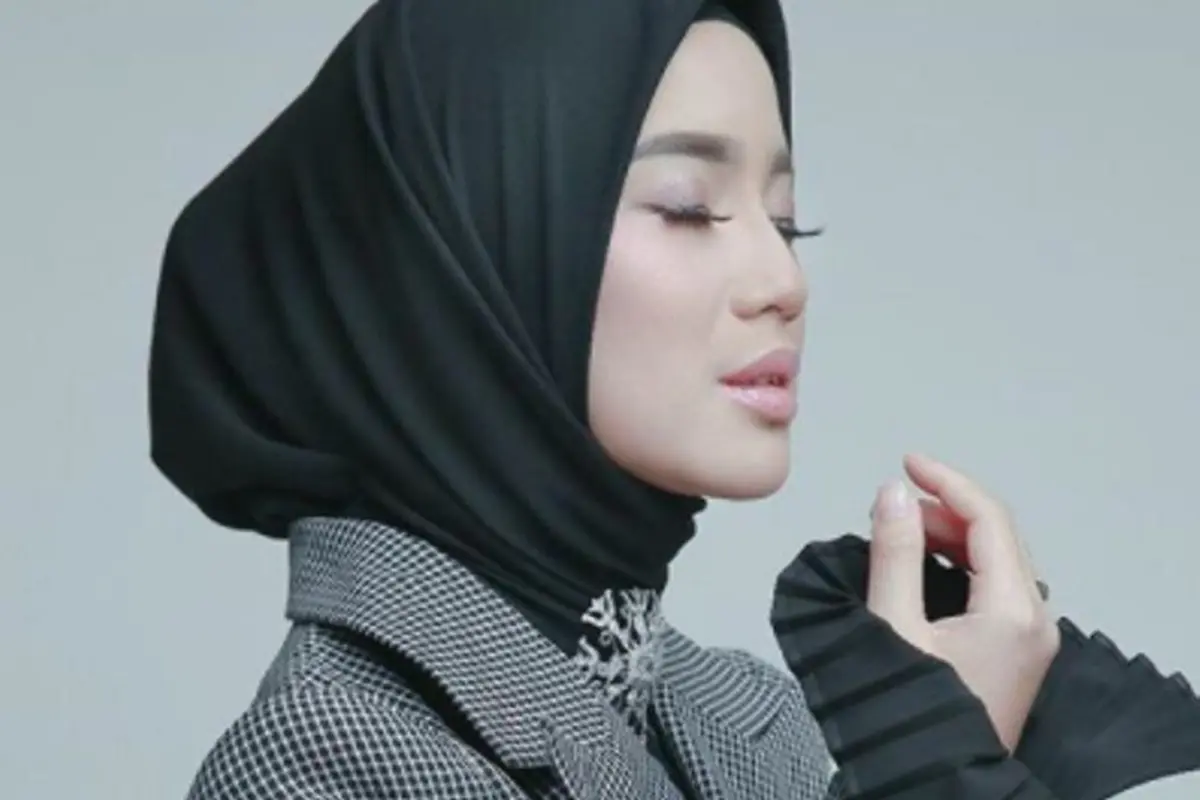 Mantap Berhijab Chaca Frederica Tampil Menawan dengan Makeup Serba Nude