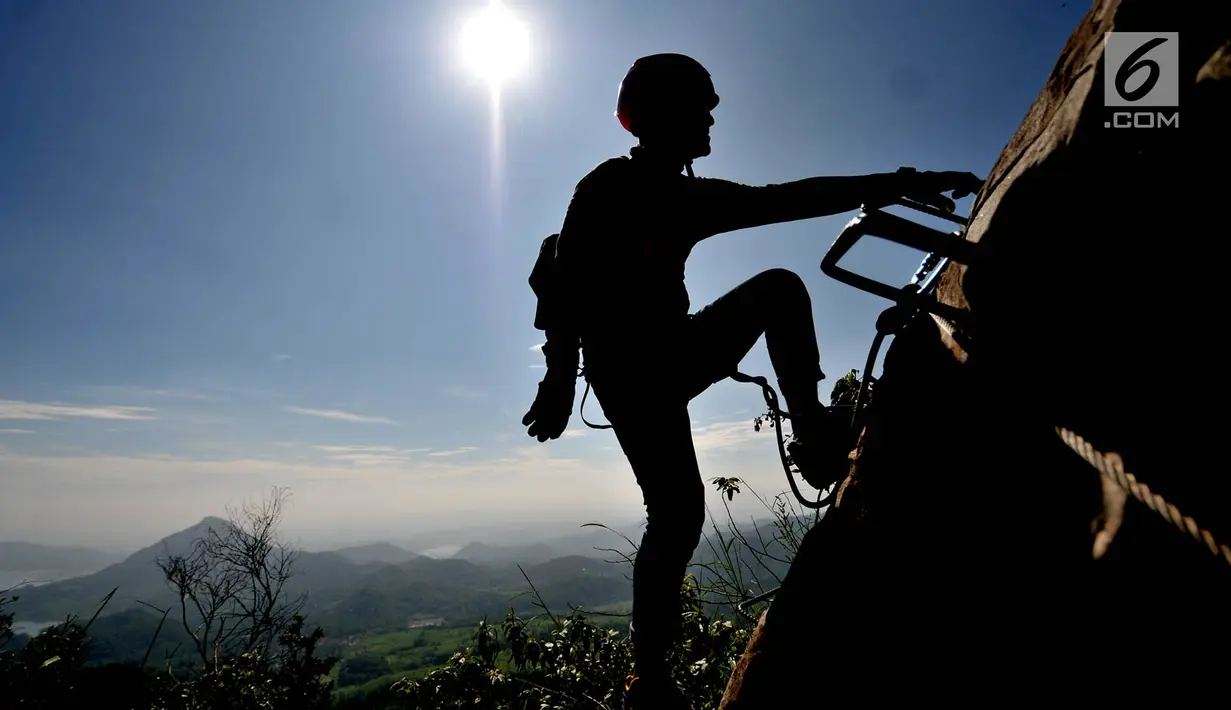 Pendaki memanjat tebing Gunung Parang via Jalur Ferrata, Desa Cihuni, Purwakarta, Jawa Barat, Sabtu (30/3). Gunung Parang merupakan gunung batu andesit tertinggi di Indonesia. (merdeka.com/Iqbal Nugroho)