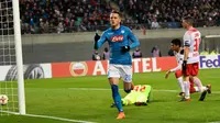 Gelandang Napoli, Piotr Zielinski melakukan selebrasi usai mencetak gol ke gawang RB Leipzig pada 32 besar Liga Europa di Red Bull Arena, (22/2). Napoli tersingkir karena kalah agresivitas gol tandang. (AP Photo / Jens Meyer)