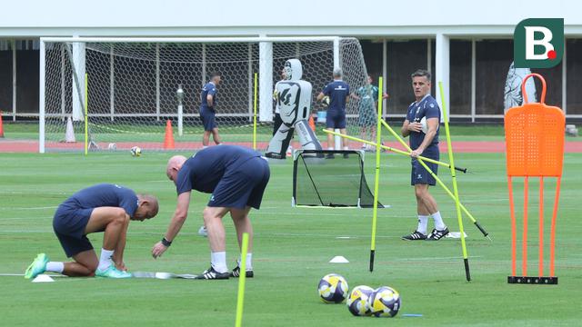 Foto: Sibuknya John Herdman Menyiapkan Perlengkapan Latihan Timnas Indonesia