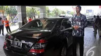 Seorang Paspampres tampak berjaga di dekat mobil mercedez benz bernomer B 1190 RFS yang dinaiki Jokowi, Jakarta, Sabtu (23/8/2014) (Liputan6.com/Miftahul Hayat) 
