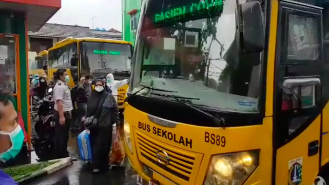 Evakuasi 72 warga di Puskesmas Ciracas untuk dibawa ke RS Darurat Wisma Atlet, Kemayoran. (Istiewa)